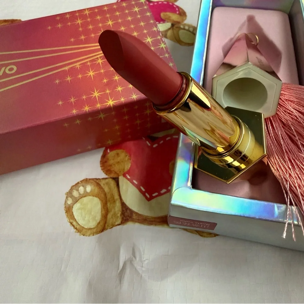 Classic Red Lipstick in Gorgeous Pink and Rose Gold Reflective Diamond Packaging